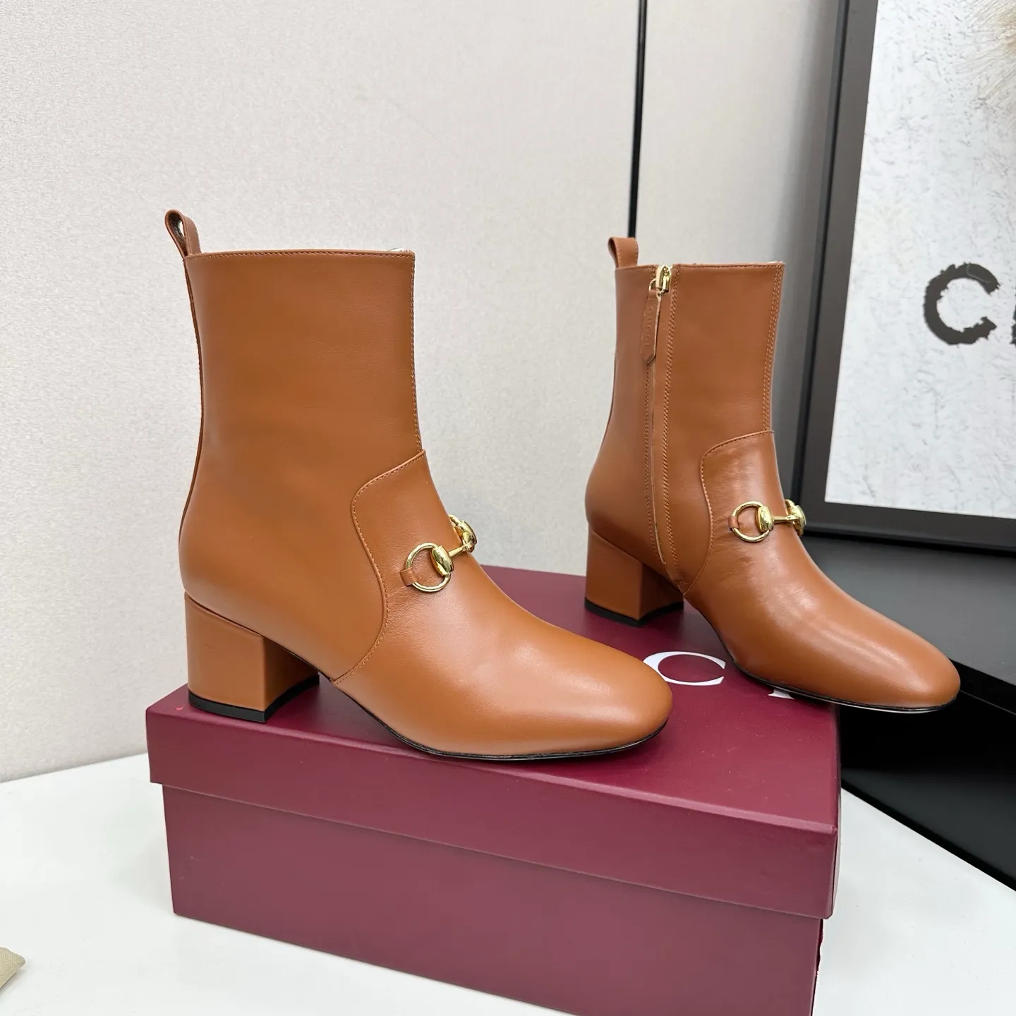 👟👟Ex-factory price 740👟👟 Gucci Gucci 2025G new autumn and winter classic horsebit thick heel short boots. The main series is finally available, and the products are worth looking forward to! Original classics create new designs ✨ Purchasing agent level! Full of high-end feel! A favorite among bloggers at home and abroad, it is retro and fashionable, easy to wear and looks great on your feet! Mainly recommended by the official website, new colors are constantly updated 🆕 ▪️Upper: original calfskin/cloth ▪️Inner lining: imported sheepskin ▪️Outsole: Italian leather outsole ▪️Heel height: 3.5cm ▪️Shoe size: 35-39 (40.41.42 can be customized)